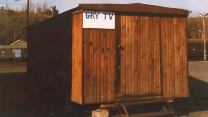 Traveling barracks housing arcade games like this were the first place many Poles were exposed to games. Photo @2018 Pixel Magazine