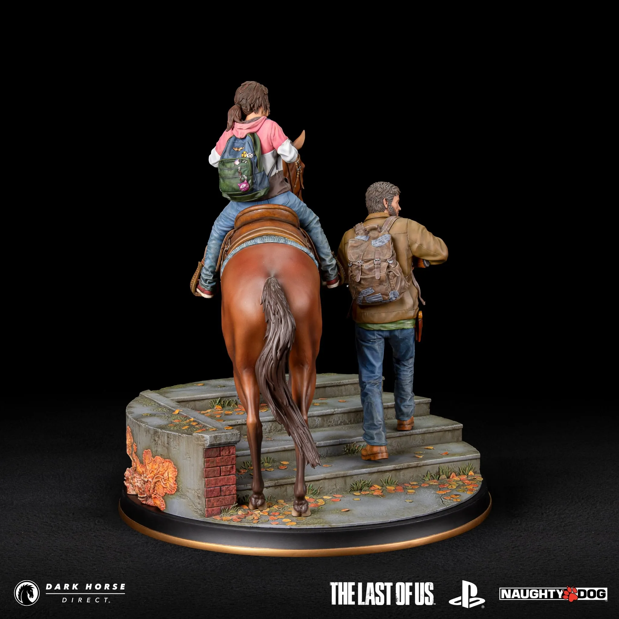 Joel and Ellie from Naughty Dog's The Last of Us in the form of a statue by Dark Horse