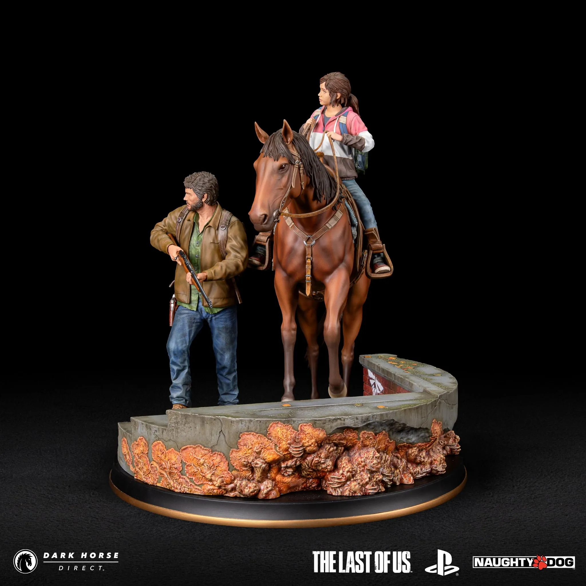 Joel and Ellie from Naughty Dog's The Last of Us in the form of a statue by Dark Horse