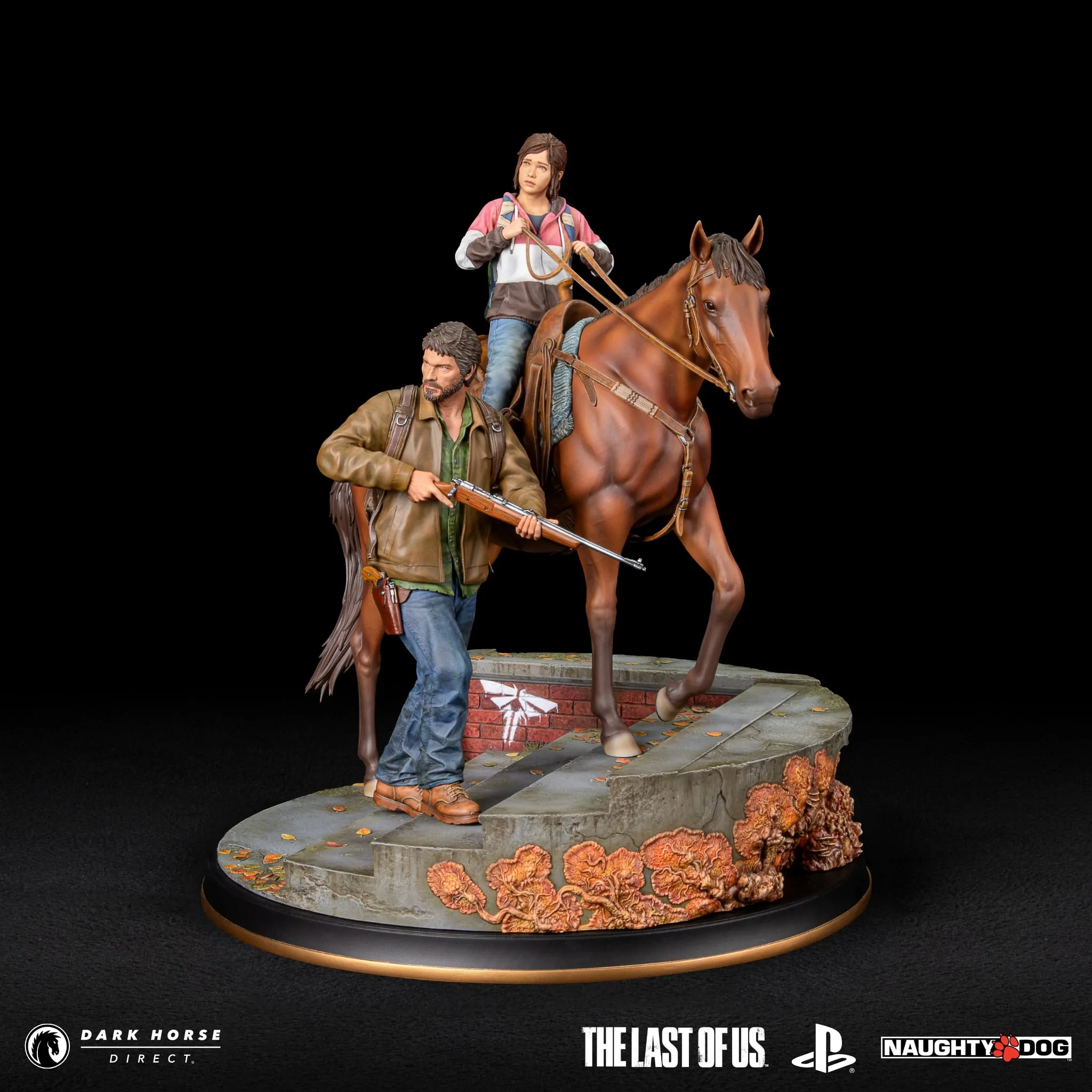 Joel and Ellie from Naughty Dog's The Last of Us in the form of a statue by Dark Horse